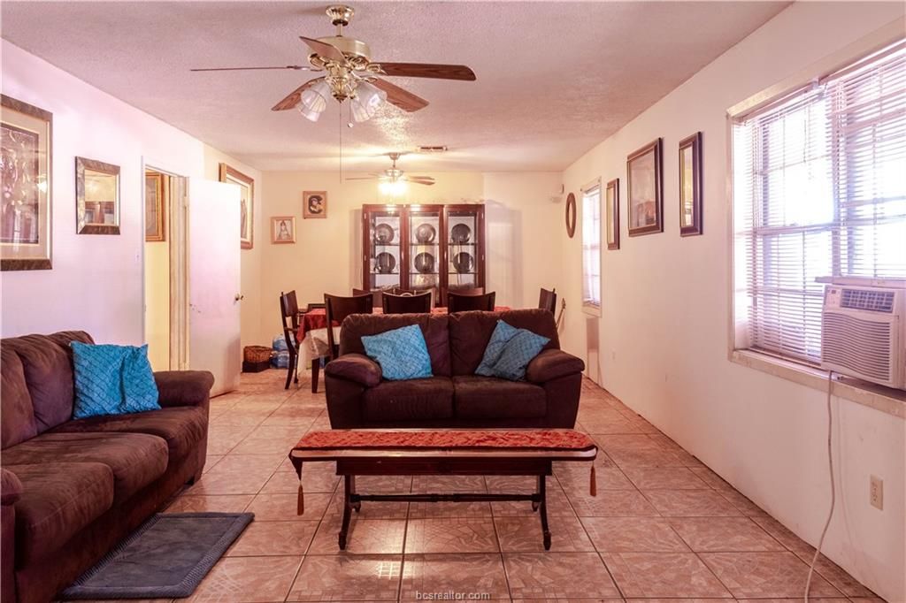 1009 W 18th St, Bryan, TX 77803